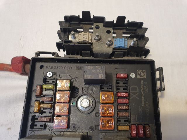 bontott OPEL ASTRA J Biztosítéktábla Motortér