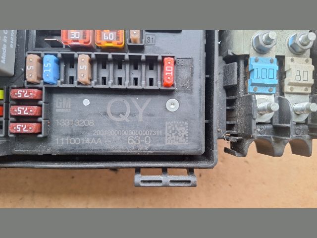 bontott OPEL ASTRA J Biztosítéktábla Motortér