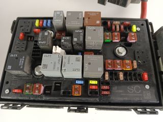 bontott OPEL ASTRA J Biztosítéktábla Motortér