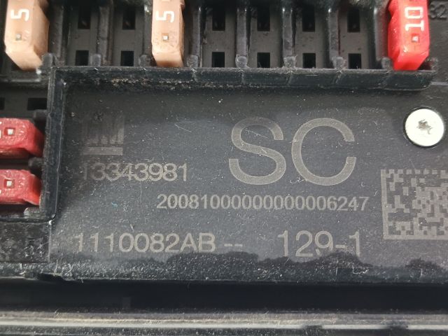 bontott OPEL ASTRA J Biztosítéktábla Motortér