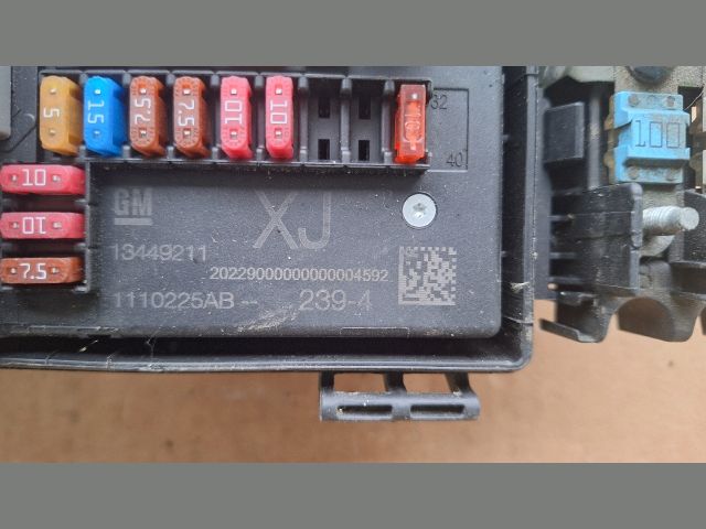 bontott OPEL ASTRA J Biztosítéktábla Motortér