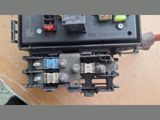 bontott OPEL ASTRA J Biztosítéktábla Motortér