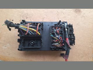 bontott OPEL ASTRA J Biztosítéktábla Motortér