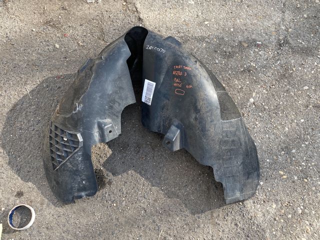 bontott OPEL ASTRA J Bal első Dobbetét (Kerékjárati, Műanyag)