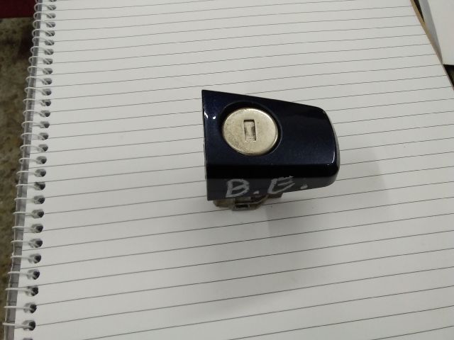 bontott OPEL ASTRA J Bal első Zárbetét