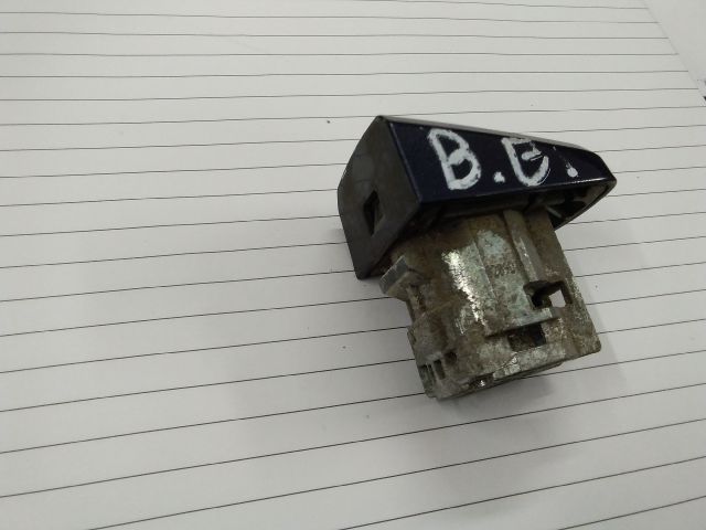 bontott OPEL ASTRA J Bal első Zárbetét