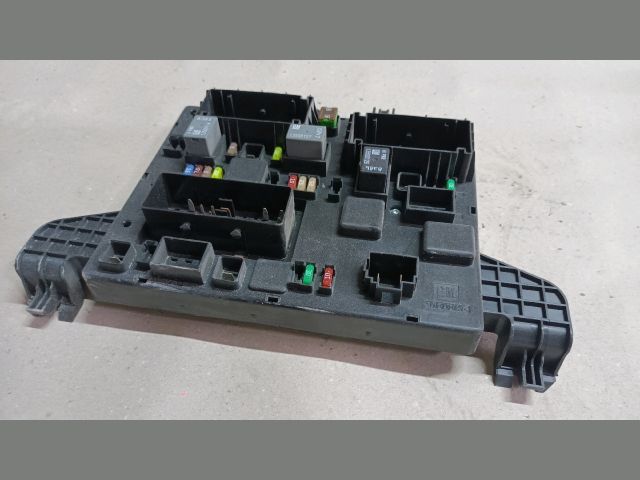 bontott OPEL ASTRA J Biztosítéktábla Csomagtér