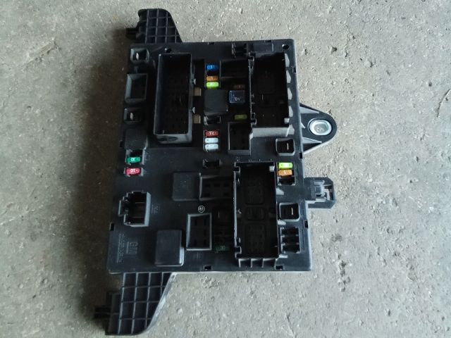 bontott OPEL ASTRA J Biztosítéktábla Csomagtér