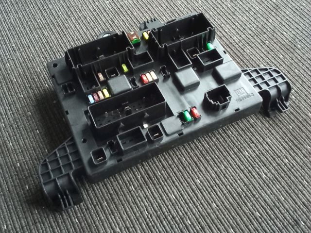 bontott OPEL ASTRA J Biztosítéktábla Csomagtér