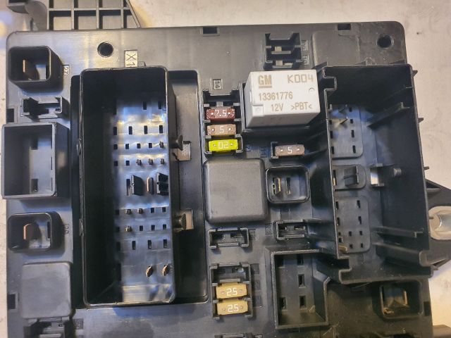 bontott OPEL ASTRA J Biztosítéktábla Csomagtér