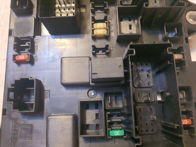 bontott OPEL ASTRA J Biztosítéktábla Csomagtér