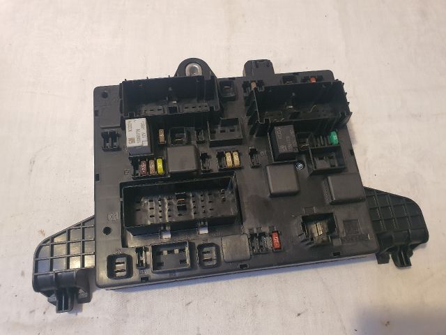 bontott OPEL ASTRA J Biztosítéktábla Csomagtér