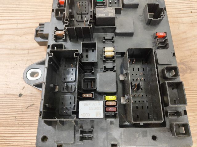 bontott OPEL ASTRA J Biztosítéktábla Csomagtér