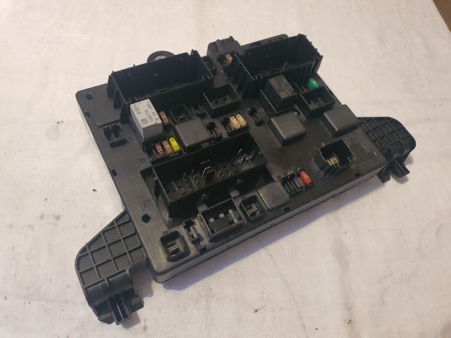 bontott OPEL ASTRA J Biztosítéktábla Csomagtér