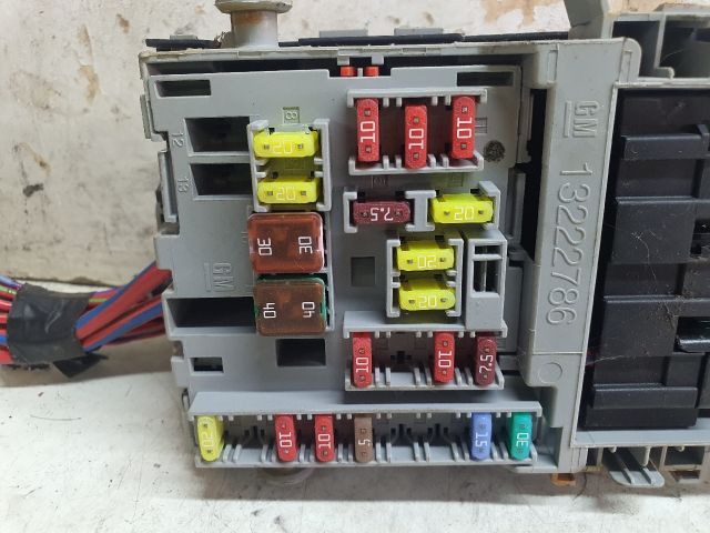 bontott OPEL ASTRA J Biztosítéktábla Utastér