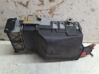 bontott OPEL ASTRA J Biztosítéktábla Utastér