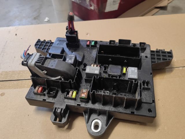 bontott OPEL ASTRA J Biztosítéktábla Utastér