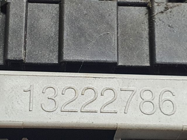 bontott OPEL ASTRA J Biztosítéktábla Utastér