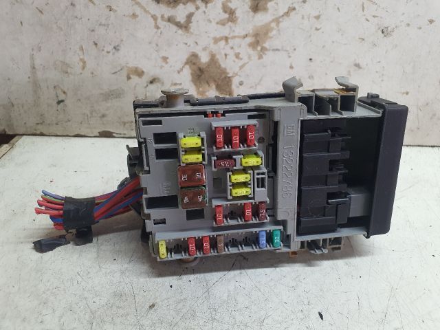 bontott OPEL ASTRA J Biztosítéktábla Utastér