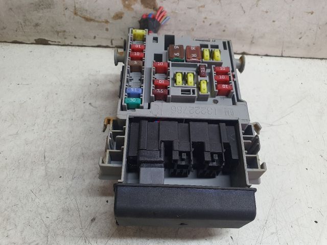 bontott OPEL ASTRA J Biztosítéktábla Utastér