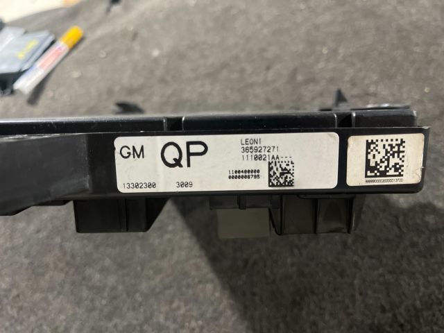 bontott OPEL ASTRA J Biztosítéktábla Utastér