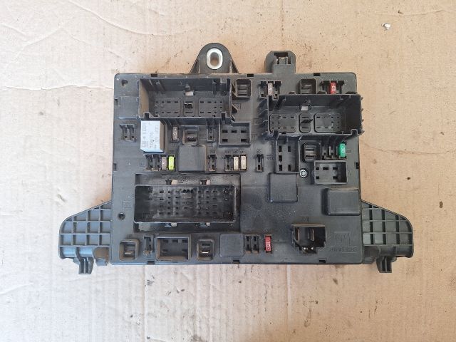 bontott OPEL ASTRA J Biztosítéktábla Utastér