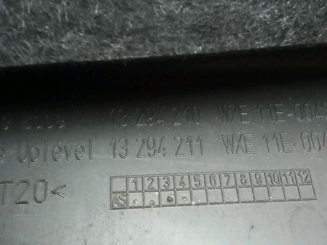 bontott OPEL ASTRA J Csomagtérajtó Burkolat Alsó