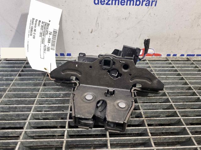 bontott OPEL ASTRA J Csomagtérajtó Ütköző