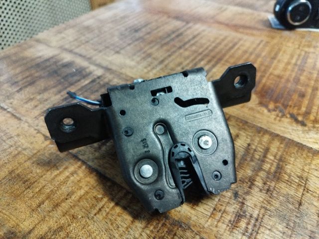 bontott OPEL ASTRA J Csomagtérajtó Zárszerkezet