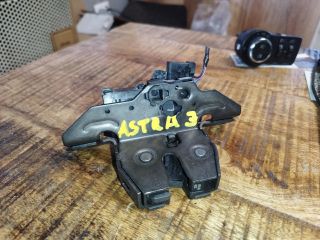 bontott OPEL ASTRA J Csomagtérajtó Zárszerkezet