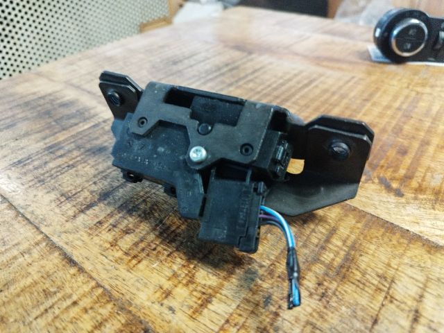 bontott OPEL ASTRA J Csomagtérajtó Zárszerkezet