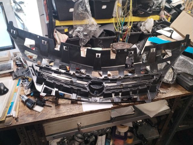 bontott OPEL ASTRA J Hűtőrács