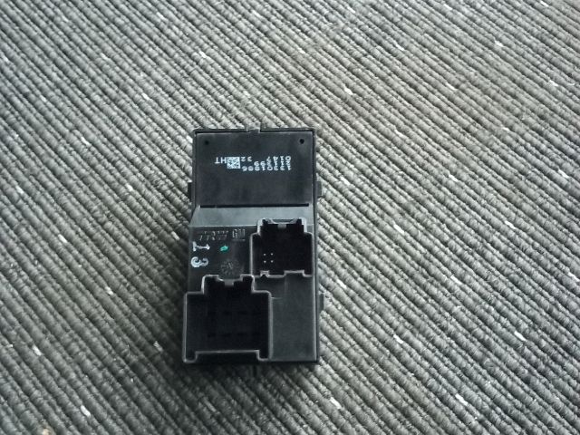 bontott OPEL ASTRA J Jobb első Ablakemelő Kapcsoló