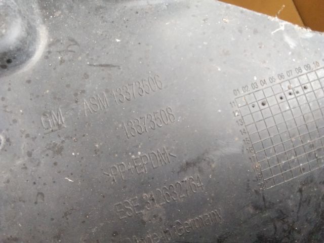 bontott OPEL ASTRA J Jobb első Dobbetét (Kerékjárati, Műanyag)