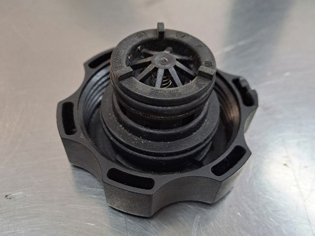 bontott OPEL ASTRA J Kiegyenlítőtartály Sapka