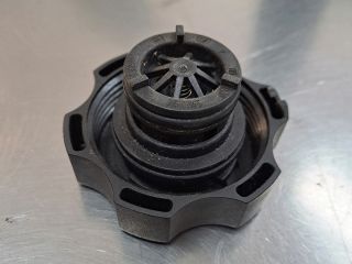 bontott OPEL ASTRA J Kiegyenlítőtartály Sapka