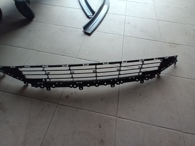 bontott OPEL ASTRA K Első Lökhárító Alsó Középső Díszrács