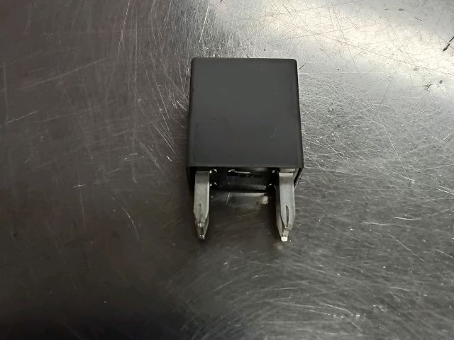 bontott OPEL ASTRA K Relé