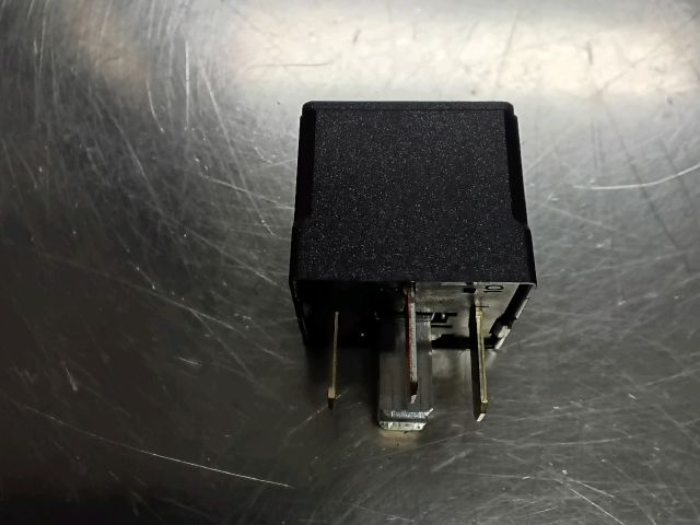 bontott OPEL ASTRA K Relé