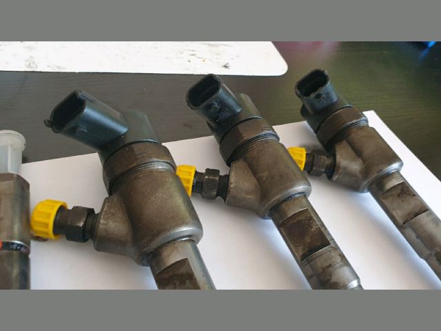 bontott OPEL COMBO Porlasztó Sor / Híd