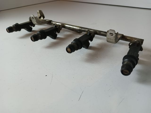 bontott OPEL COMBO Porlasztó Sor / Híd