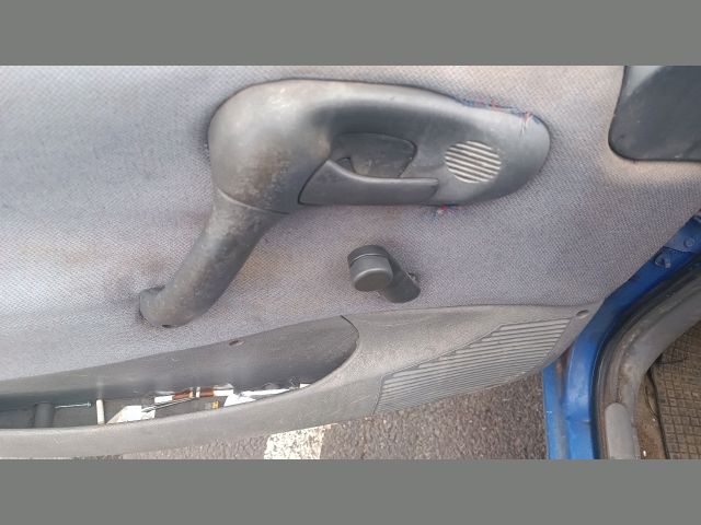 bontott OPEL COMBO Biztosítéktábla Utastér