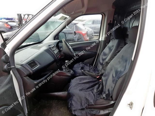 bontott OPEL COMBO Biztosítéktábla Utastér