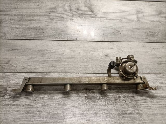 bontott OPEL CORSA B Porlasztó Sor / Híd