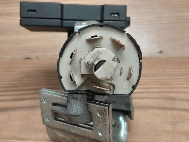 bontott OPEL CORSA B Gyújtáskapcsoló Házzal