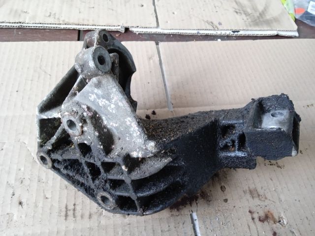 bontott OPEL CORSA B Motor Tartó Bak (Fém)