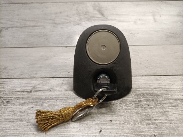 bontott OPEL CORSA B Csomagtér Nyitó Kar / Gomb