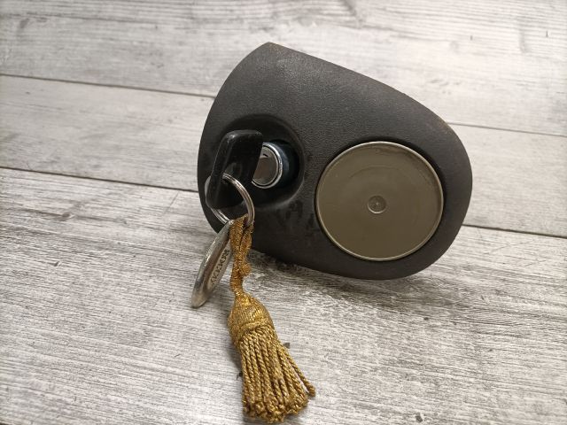 bontott OPEL CORSA B Csomagtér Nyitó Kar / Gomb