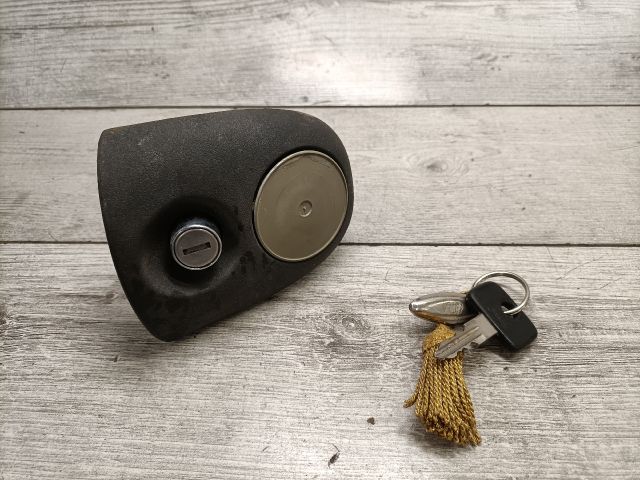 bontott OPEL CORSA B Csomagtér Nyitó Kar / Gomb