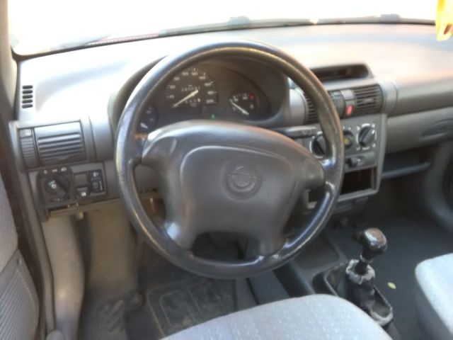 bontott OPEL CORSA B Kesztyűtartó